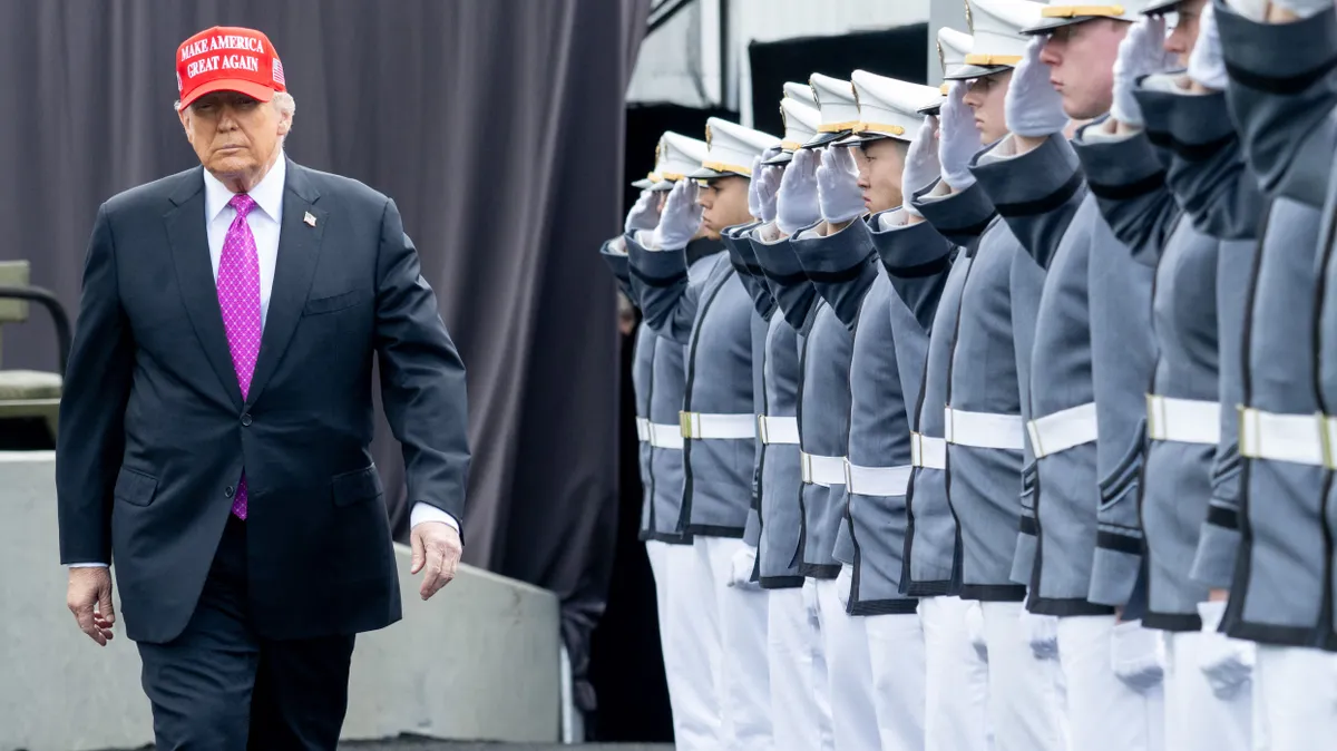 Trump keményen nekiment a NATO-nak