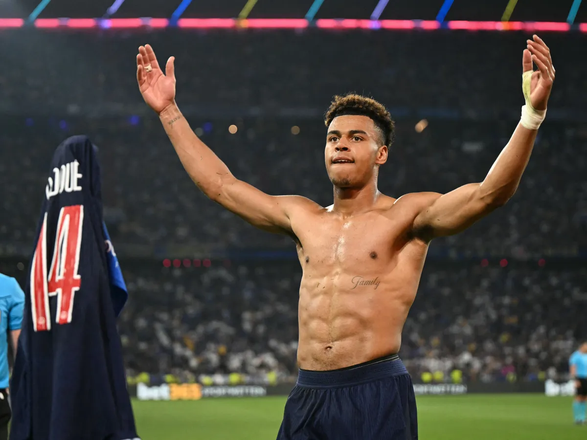 Paris Saint-Germain's French midfielder #14 Desire Doue (R) removes his shirt as he celebrates after scoring PSG's third goal during the UEFA Champions League final football match between Paris Saint-Germain (PSG) and Inter Milan in Munich, southern Germany, on May 31, 2025. (Photo by INA FASSBENDER / AFP)