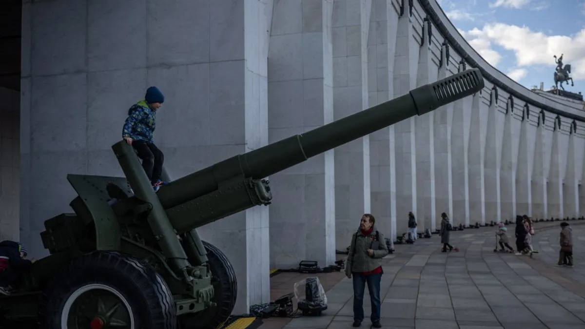 Putyin soha nem látott parádéval üzen a világnak – kínai katonák a Vörös téren