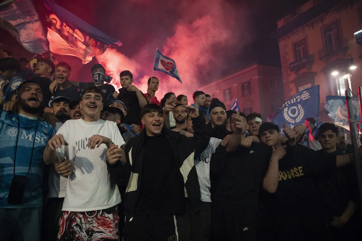 ünnep, NAPLES, ITALY - MAY 23: Napoli supporters celebrate the winning of the Italian Serie A championship after the football match between Napoli and Cagliari in Naples, Italy on May 23, 2025. Iso Ekle / Anadolu (Photo by Iso Ekle / ANADOLU / Anadolu via AFP)