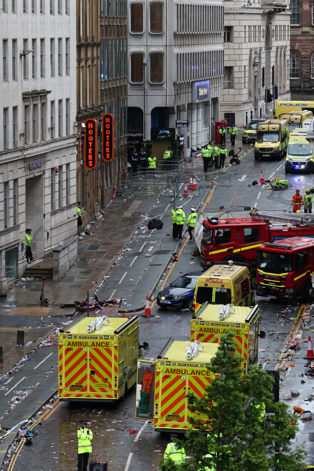 Autó hajtott a Liverpool bajnoki győzelmét ünneplő tömegbe, tragédia, merénylet, terrorizmus
