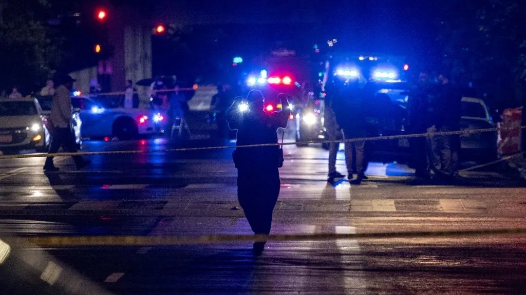 FBI-ügynökök és rendőrök dolgoznak a Zsidó Múzeum előtt egy washingtoni lövöldözést követően, amelyben két ember halt meg 2025. május 22-én a hajnali órákban, lövöldözés
