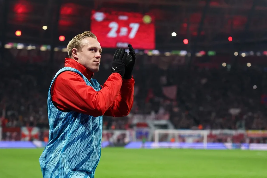 15 March 2025, Saxony, Leipzig: Soccer: Bundesliga, RB Leipzig - Borussia Dortmund, Matchday 26, Red Bull Arena. Leipzig player Xaver Schlager goes to warm up. Photo: Jan Woitas/dpa - IMPORTANT NOTE: In accordance with the regulations of the DFL German Football League and the DFB German Football Association, it is prohibited to utilize or have utilized photographs taken in the stadium and/or of the match in the form of sequential images and/or video-like photo series. (Photo by JAN WOITAS / DPA / dpa Picture-Alliance via AFP)