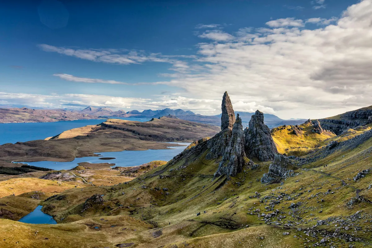 Ha közeli utazási tippeket keres Európán belül, a Skye-sziget kiváló úti cél lehet.  