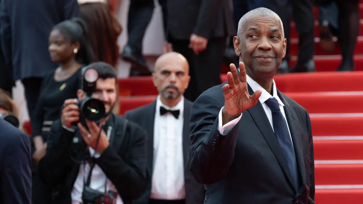 Denzel Washington egy fotĂłssal ĂŒvöltözött a cannes-i vörös szĆnyegen â videĂł