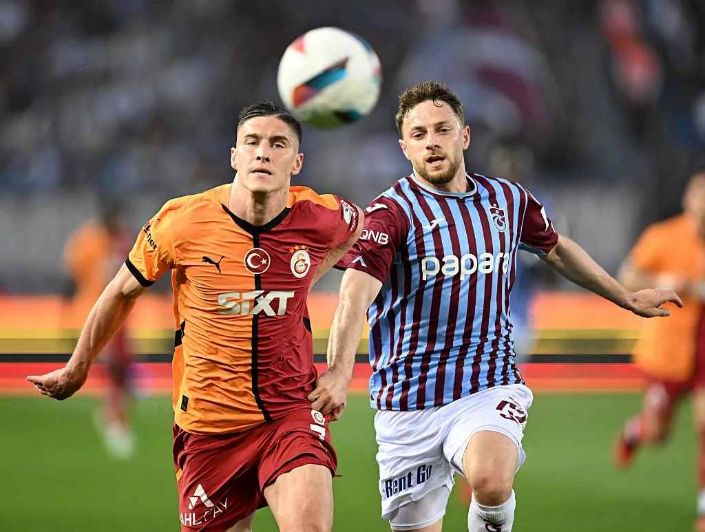 Sallai Roland, TRABZON, TURKIYE - MAY 10: Mustafa Eskihellac (R) of Trabzonspor in action against Roland Sallai (L) of Galatasaray during Turkish Super Lig week 35 football match between Trabzonspor and Galatasaray at Papara Park in Trabzon, Turkiye on May 10, 2025. Hakan Burak Altunoz / Anadolu (Photo by Hakan Burak Altunoz / ANADOLU / Anadolu via AFP)