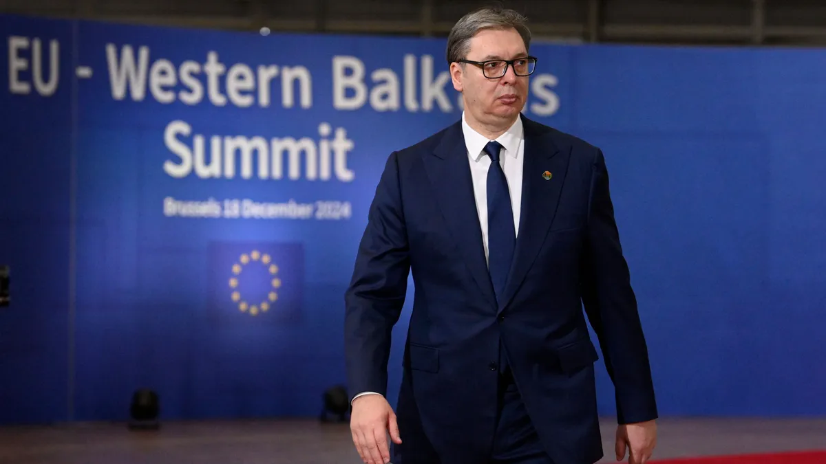 Tovább gyűrűzik a szerb elnök körüli diplomácia botrány – nem engedik tovább Vucicot