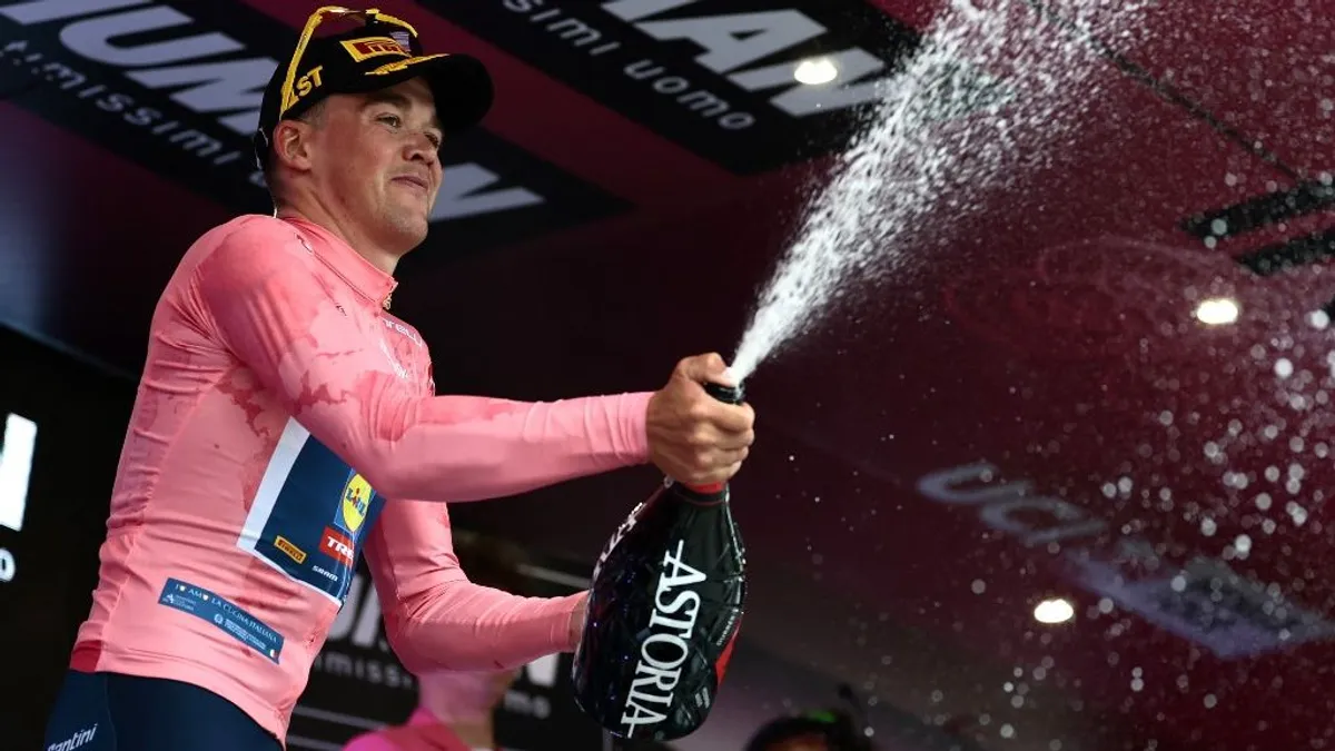 Óriási bukás és dán győzelem a Giro d'Italia első szakaszán – videó