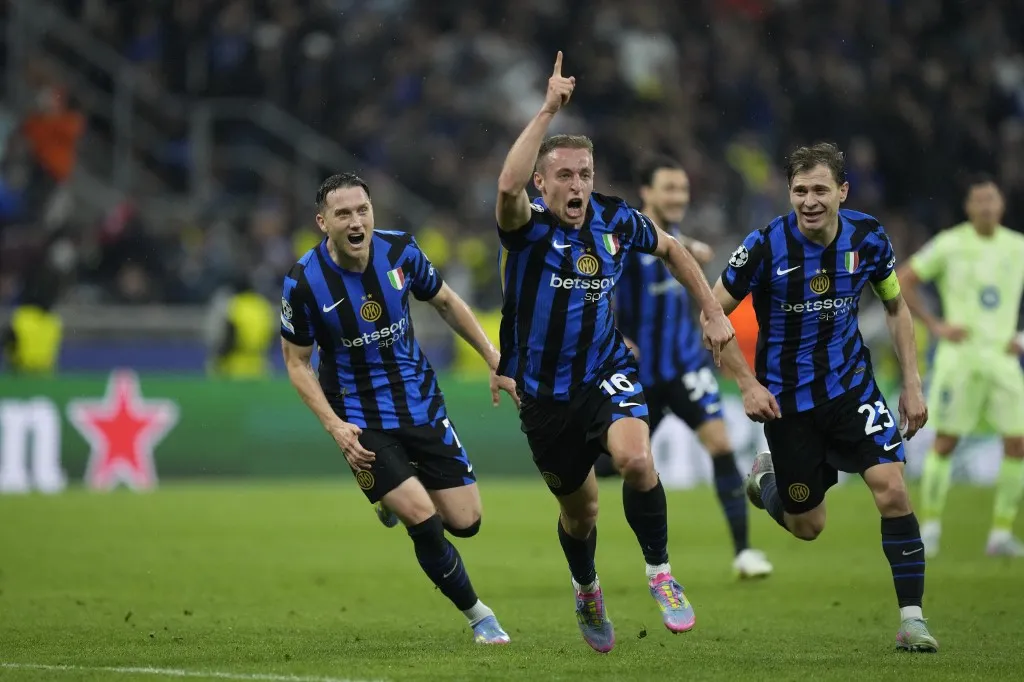 Bajnokok Ligája, Davide Frattesi central midfield of Internazionale and Italy celebrates after scoring his sides first goal during the UEFA Champions League 2024/25 Semi Final Second Leg match between FC Internazionale Milano and FC Barcelona at Giuseppe Meazza Stadium on May 6, 2025 in Milan, Italy. (Photo by Jose Breton/Pics Action/NurPhoto) (Photo by Jose Breton / NurPhoto / NurPhoto via AFP)