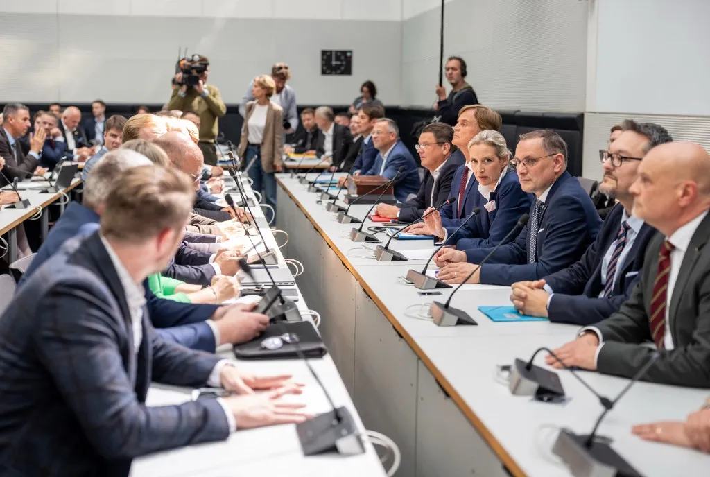 20 May 2025, Berlin: Alice Weidel (center r), AfD parliamentary group leader, speaks between Bernd Baumann (behind her), First Parliamentary Secretary of the AfD, and Tino Chrupalla, co-leader of the parliamentary group, before the start of the trial session of the AfD parliamentary group in the former FDP chamber on the parliamentary group level in the Bundestag. Photo: Michael Kappeler/dpa (Photo by MICHAEL KAPPELER / DPA / dpa Picture-Alliance via AFP)