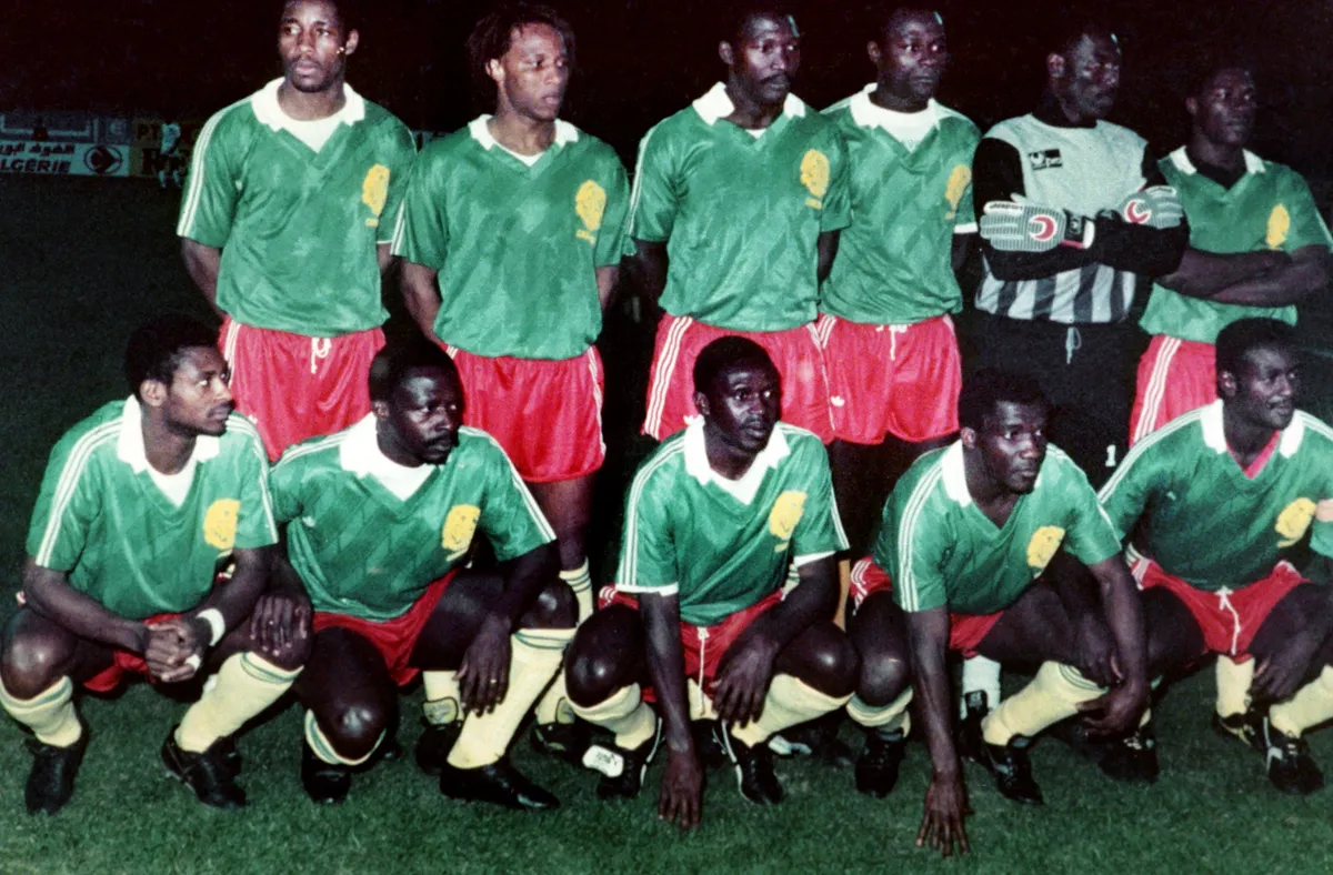 meghalt Photo d'archives datant d'avril 1990 montrant l'équipe de football du Cameroun qualifiée pour le Mondiale 1990. Debout, de G à D: Benjamin Massing, Cyril Makanaky, Libih, Emmanuel Kunde, Thomas N'Kono, Pagal. Accroupis: André Kana-Biyik, Bonaventure Djonkep, Bertin Ebwelle, Eugène Ekéké, Stephen Tataw.  AFP PHOTO (Photo by AFP)