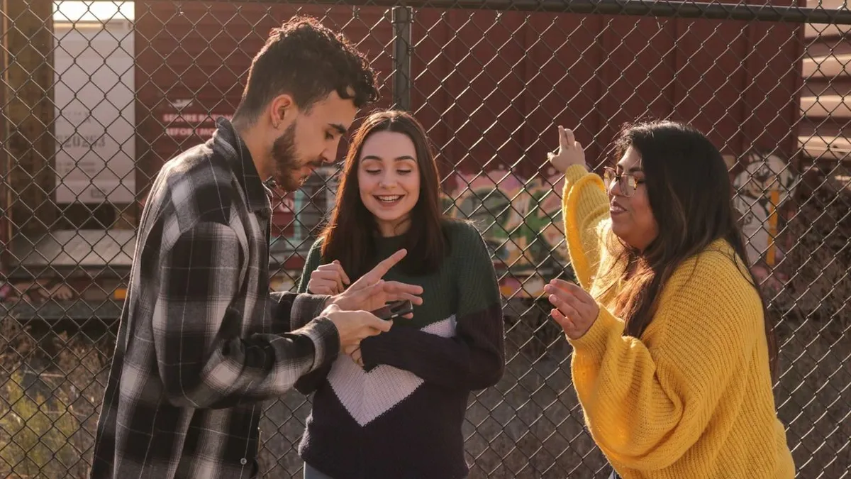 fiatalok, tini tinédzser fiatalok mobilozás teen