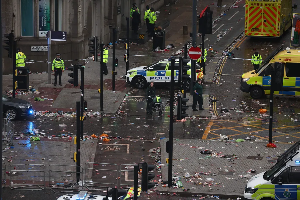 Autó hajtott a Liverpool bajnoki győzelmét ünneplő tömegbe, tragédia, merénylet, terrorizmus