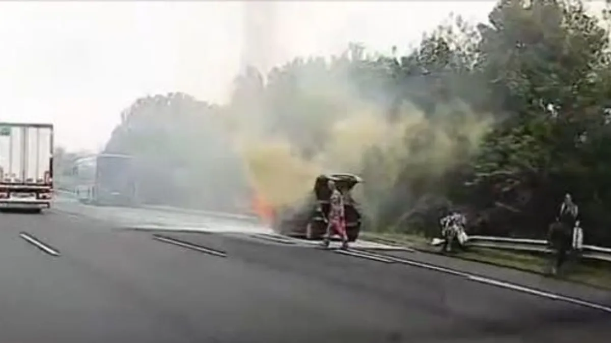 Életüket kockáztatva oltották a lángokat a hős katonák az M7-es autópályán