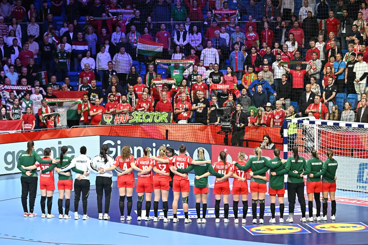 magyar válogatott, kézi, Hungarian players sing their national anthem with their fans after the European Women's EHF EURO 2024 Handball Championship Group I main round match between Hungary and France in Debrecen, Hungary, on December 10, 2024. (Photo by Attila KISBENEDEK / AFP)