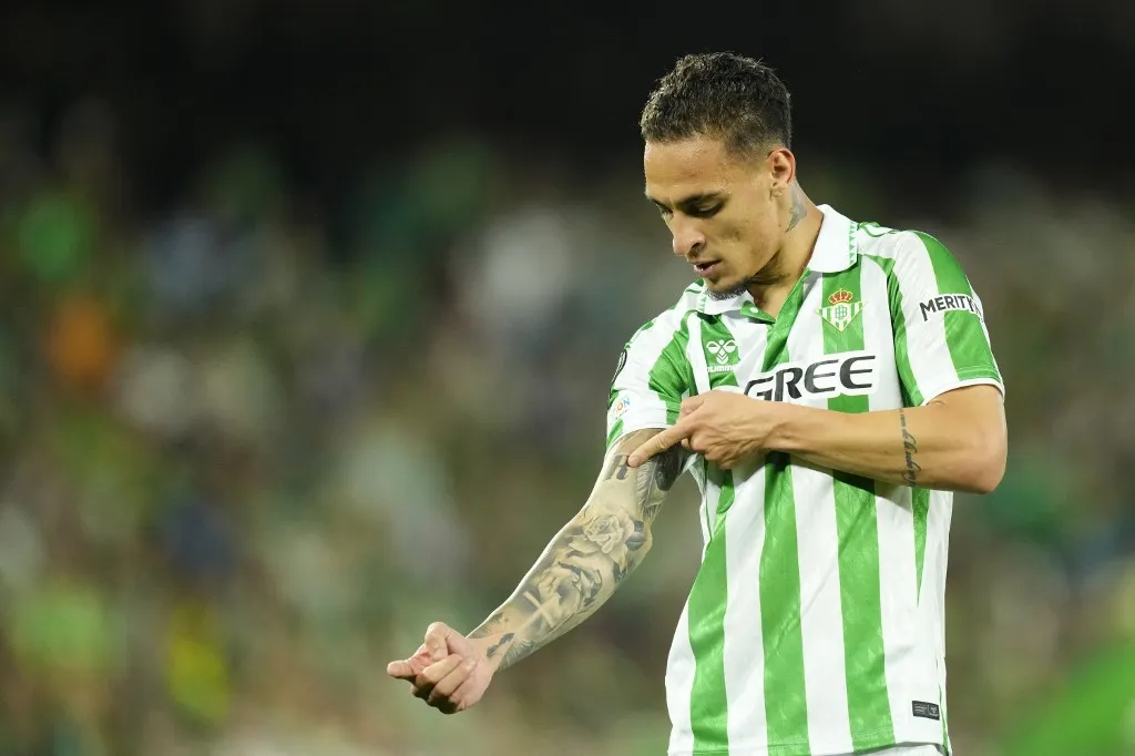 gól Antony right winger of Betis and Brazil celebrates after scoring his sides first goal during the UEFA Conference League 2024/25 Semi Final First Leg match between Real Betis Balompie and ACF Fiorentina at Estadio Benito Villamarin on May 1, 2025 in Seville, Spain. (Photo by Jose Breton/Pics Action/NurPhoto) (Photo by Jose Breton / NurPhoto / NurPhoto via AFP)