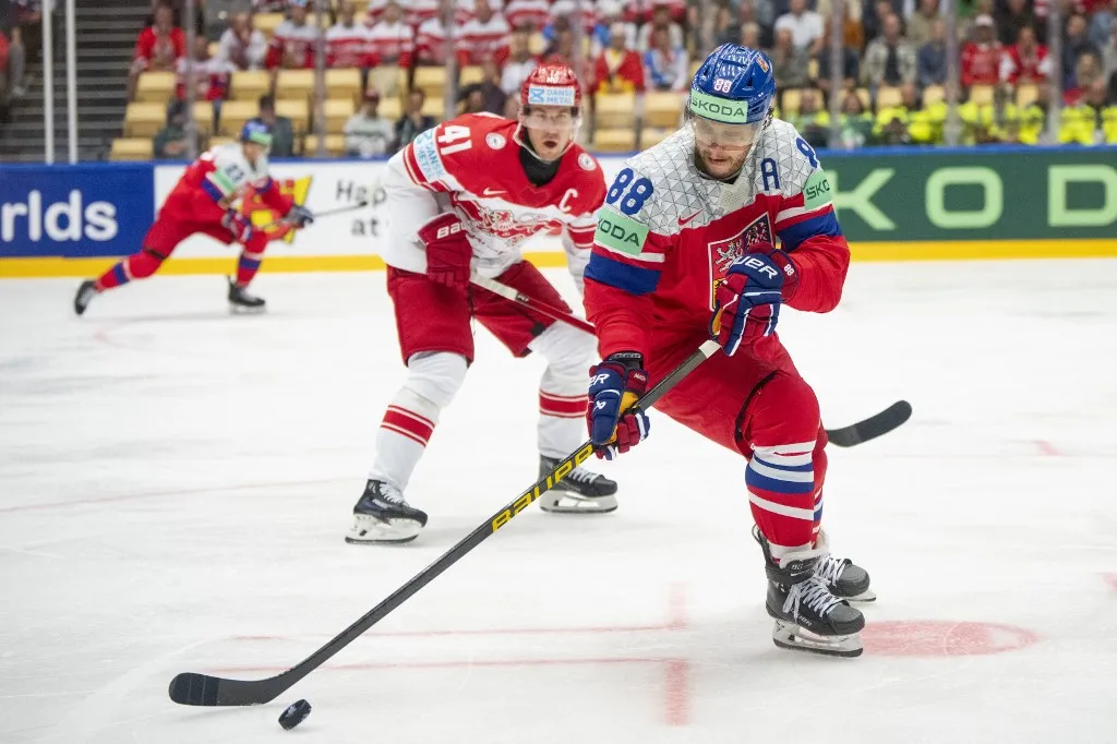 Czech Republic's forward #88 David Pastrnak and Denmark's defender #41 Jesper Jensen Aabo vie for the puck during the IIHF Men's Ice Hockey World Championship match between Czech Republic and Denmark in Herning, on May 12, 2025. (Photo by Bo Amstrup / Ritzau Scanpix / AFP) / Denmark OUT, magyar hokiválogatott