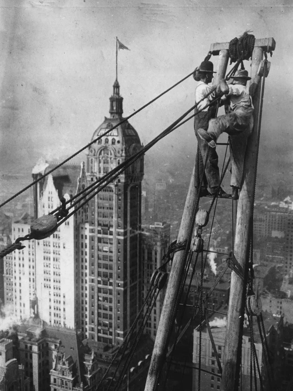 Az első felhőkarcolók építése,  circa 1925:  Two workers high above lower Manhattan, during the construction of a skyscraper. The Singer Building is in the background.  (Photo by General Photographic Agency/Getty Images)
