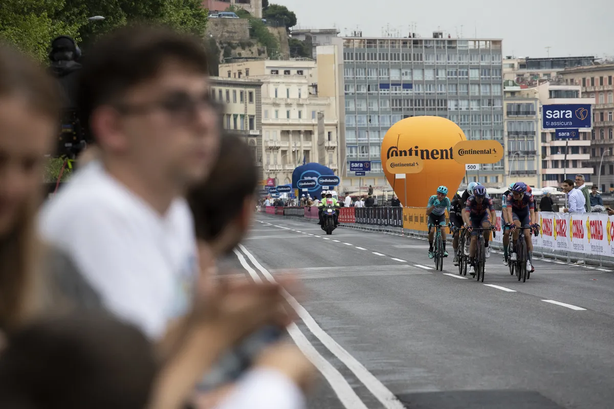 tüntetők, NAPLES, ITALY - MAY 15: Cyclists in the peloton compete during the final kilometer of the sixth stage of the Giro d’Italia in Naples, Italy, on May 15, 2025. Iso Ekle / Anadolu (Photo by Iso Ekle / ANADOLU / Anadolu via AFP)