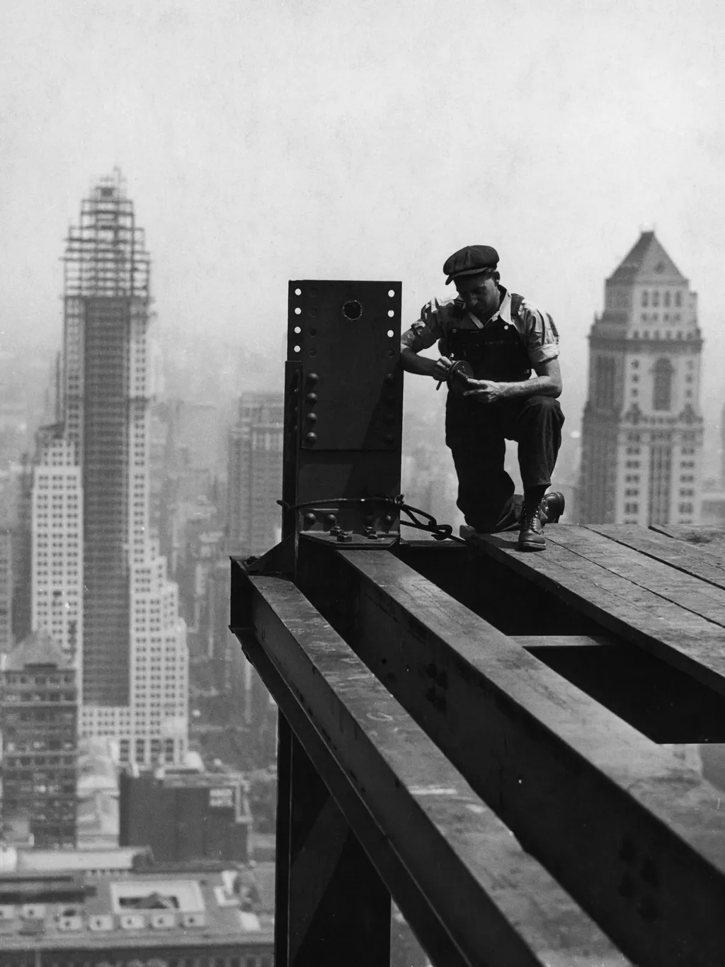 Az első felhőkarcolók építése,  A construction worker on a skyscraper site in Manhattan, New York, circa 1930. In the background is the 10 E 40th Street building (right). (Photo by FPG/Hulton Archive/Getty Images)