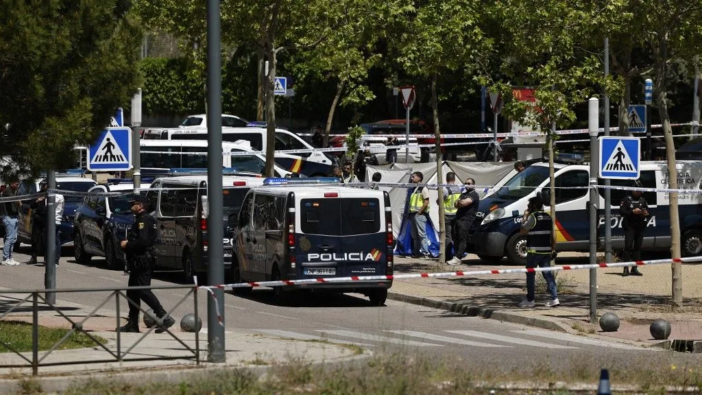 Police officers work near the body (not seen) of ex-Ukraine MP Andrey (Andriy) Portnov after he was shot dead in front of his children school in Pozuelo de Alarcon, near Madrid, on May 21, 2025. A US-sanctioned ex-Ukrainian MP and aide to the country's former pro-Russian president, Andrey (Andriy) Portnov, has been shot dead in Pozuelo de Alarcon, near Madrid, according to police source, AFP reports on May 21, 2025. (Photo by OSCAR DEL POZO / AFP)
