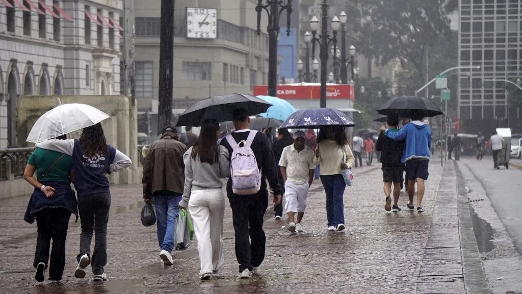 esőzés The passage of a cold air mass through the Center-South of Brazil causes a drop in temperatures and rainfall in the country's capitals over the weekend. The cold front is expected to intensify starting tomorrow. (Photo by Cris Faga/NurPhoto) (Photo by Cris Faga / NurPhoto / NurPhoto via AFP)