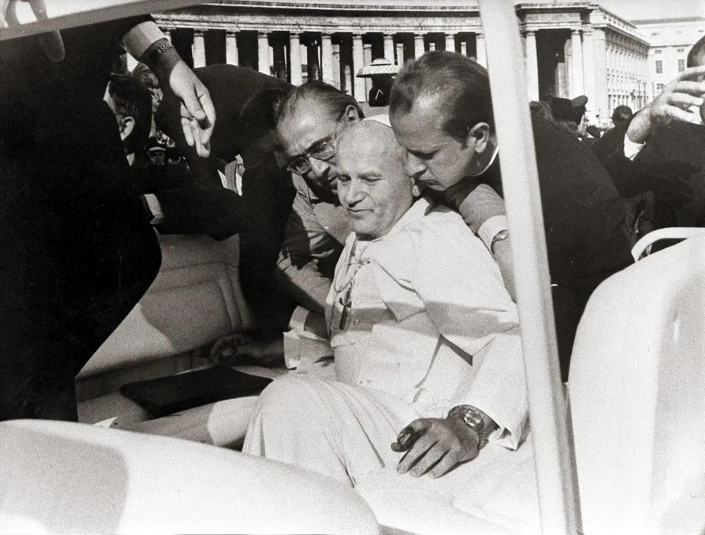 Rome le 13/05/1983, Tentative d'assassinat du Pape Jean Paul II à Saint Pierre pendant l'habituel audience du Mercredi à l'extérieur. Il est secouru par son secrétaire, le Père polonais Stanislaw Dziwisz et son domestique personnel Angelo Gugel (avec des lunettes). (Photo by leemage / Bridgeman Images via AFP)