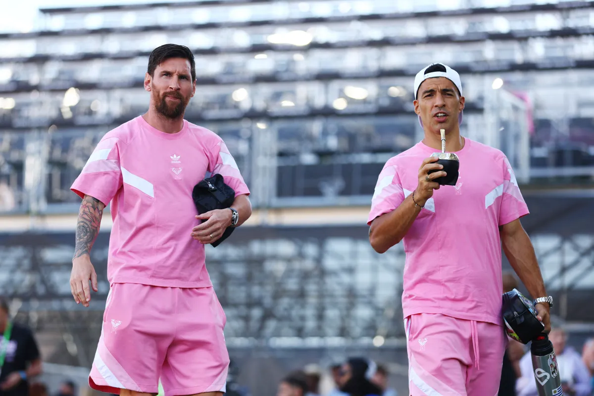 FORT LAUDERDALE, FLORIDA - MAY 18: (L-R) Lionel Messi #10 and Luis Suárez #9 of Inter Miami CF arrive prior to the MLS match between Inter Miami CF and Orlando City at Chase Stadium on May 18, 2025 in Fort Lauderdale, Florida.   Megan Briggs/Getty Images/AFP (Photo by Megan Briggs / GETTY IMAGES NORTH AMERICA / Getty Images via AFP)