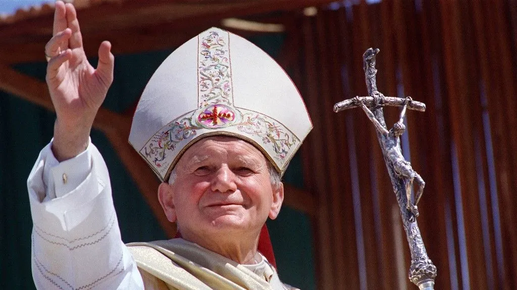 merénylet Pope John Paul II waves to the wellwisher 28 April 1989 upon his arrival in Antanarivo at the beginning of a 10-day Africa tour. The pontiff visited Madagascar, La Réunion, Zambia and Malawi from 28 April to 06 May. It was his 41st International Pastoral visit. (Photo by DERRICK CEYRAC / AFP)
