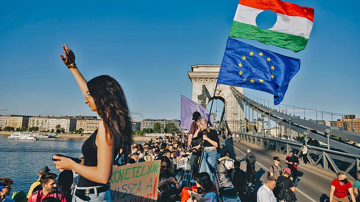 Pride-párti tüntetők miatt ismét le kellett zárni a Lánchidat, újabb akcióra készülnek