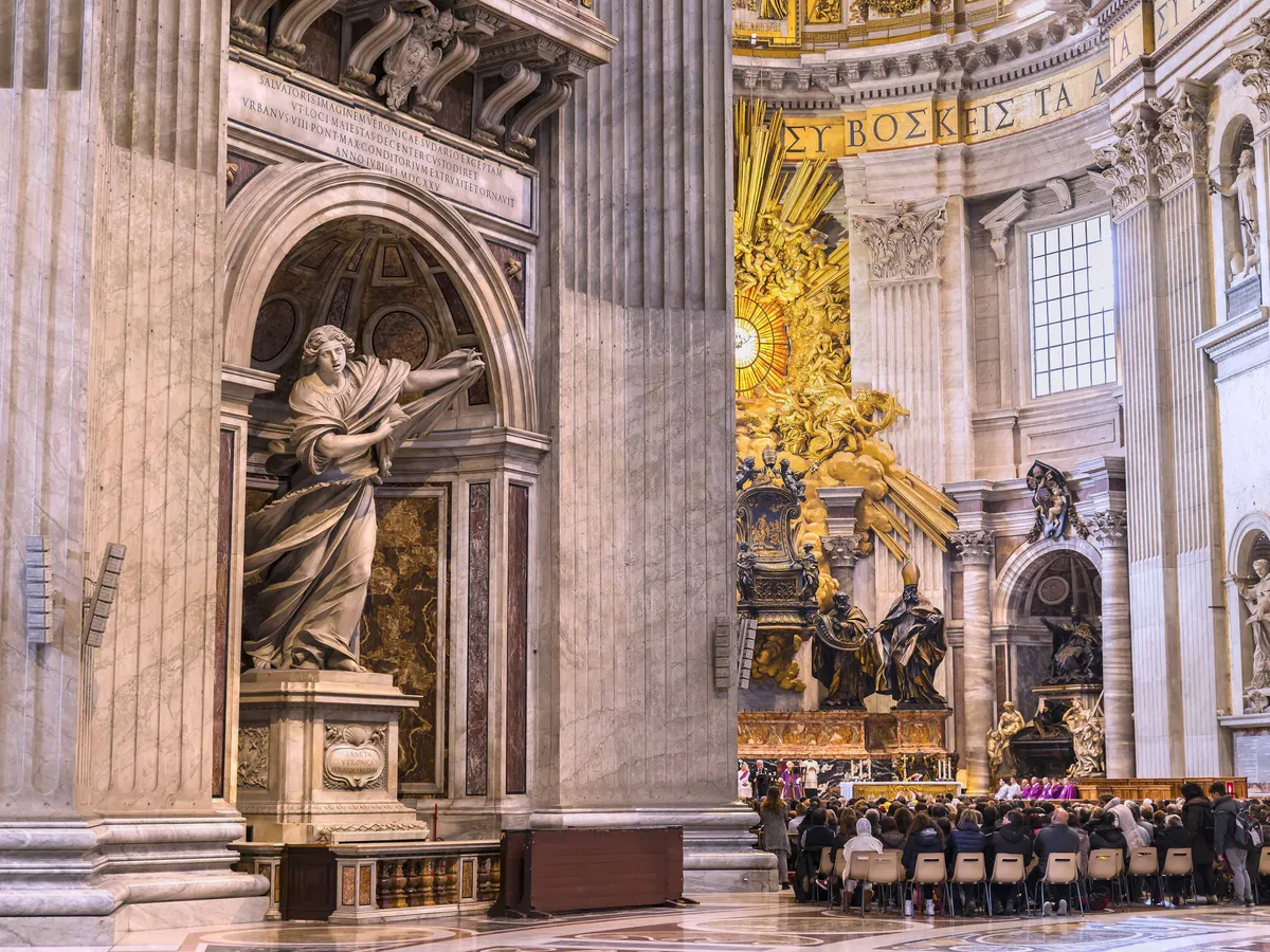 Szent Péter Bazilika Jeruzsálemi Szent Veronika oszlop, VATICAN,ROME, ITALY - MARCH 16, 2016: Beautiful sculpture of Saint Veronica on the background of altar of the famous St. Peter's Basilica during Church services. Masterpiece by Francesco Mochi.Europe.