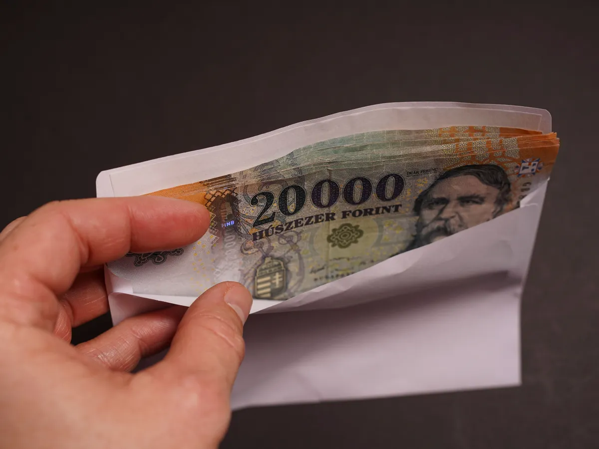 A képünk illusztráció. Orbán Viktor újabb jelentős béremelést hagyott jóvá a tízezer főnél kisebb lélekszámú települések önkormányzatainál dolgozó köztisztviselőknél.  (Fotó: Varga József Zoltán / Shutterstock)
