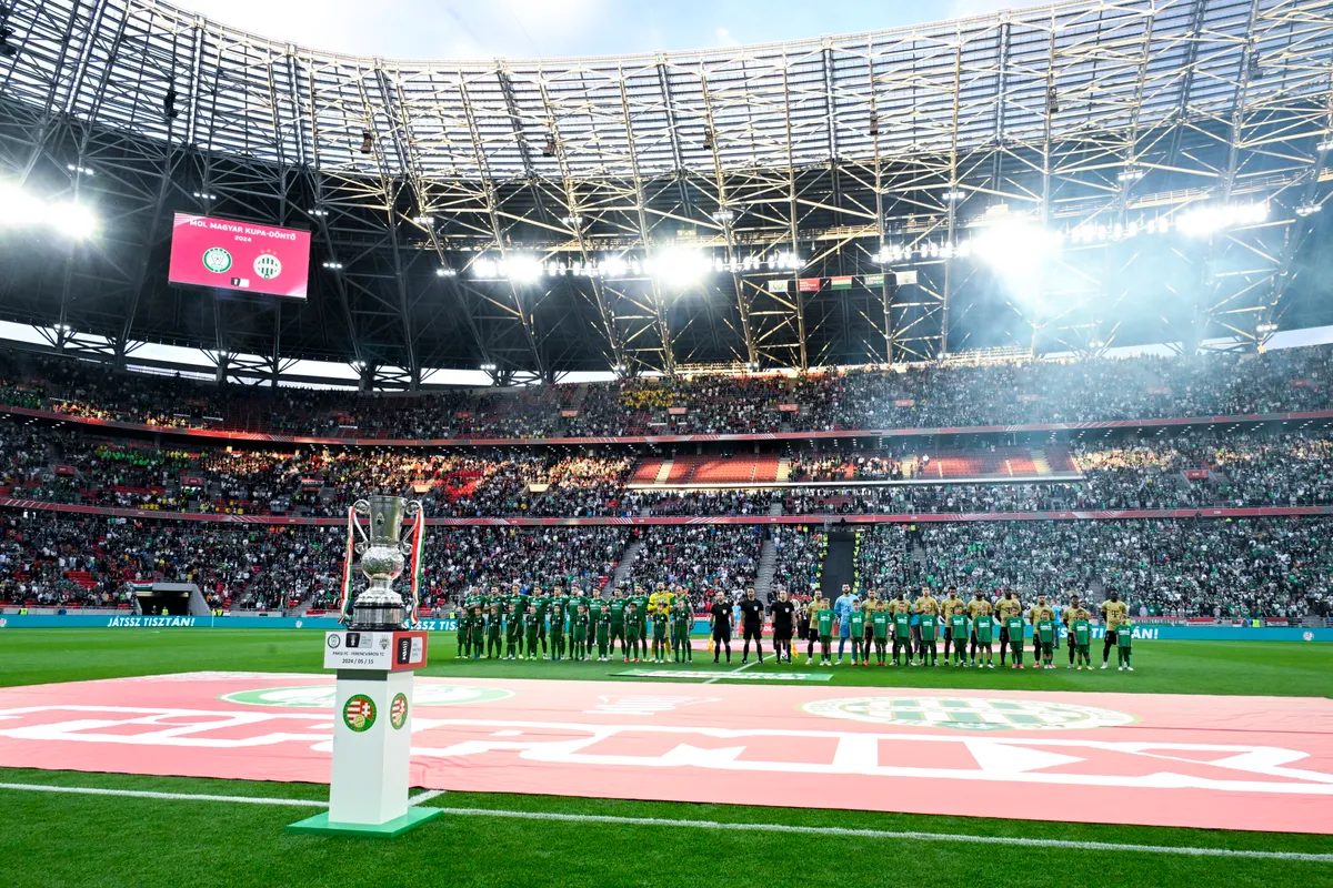 Budapest, 2024. május 15.A Paks és a Ferencváros kezdőcsapata a labdarúgó MOL Magyar Kupa döntőjében, a Paksi FC - Ferencvárosi TC mérkőzés kezdete előtt a Puskás Arénában 2024. május 15-én.MTI/Koszticsák Szilárd, fociőrület