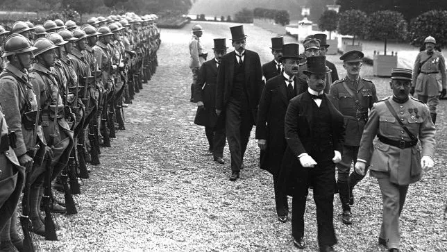 A magyar delegáció megérkezik, hogy aláírja a trianoni békeszerződést 1920. június 4-én.A soproni népszavazás volt az egyetlen olyan magyar diplomáciai siker, ami módosította a trianoni békszerződést.