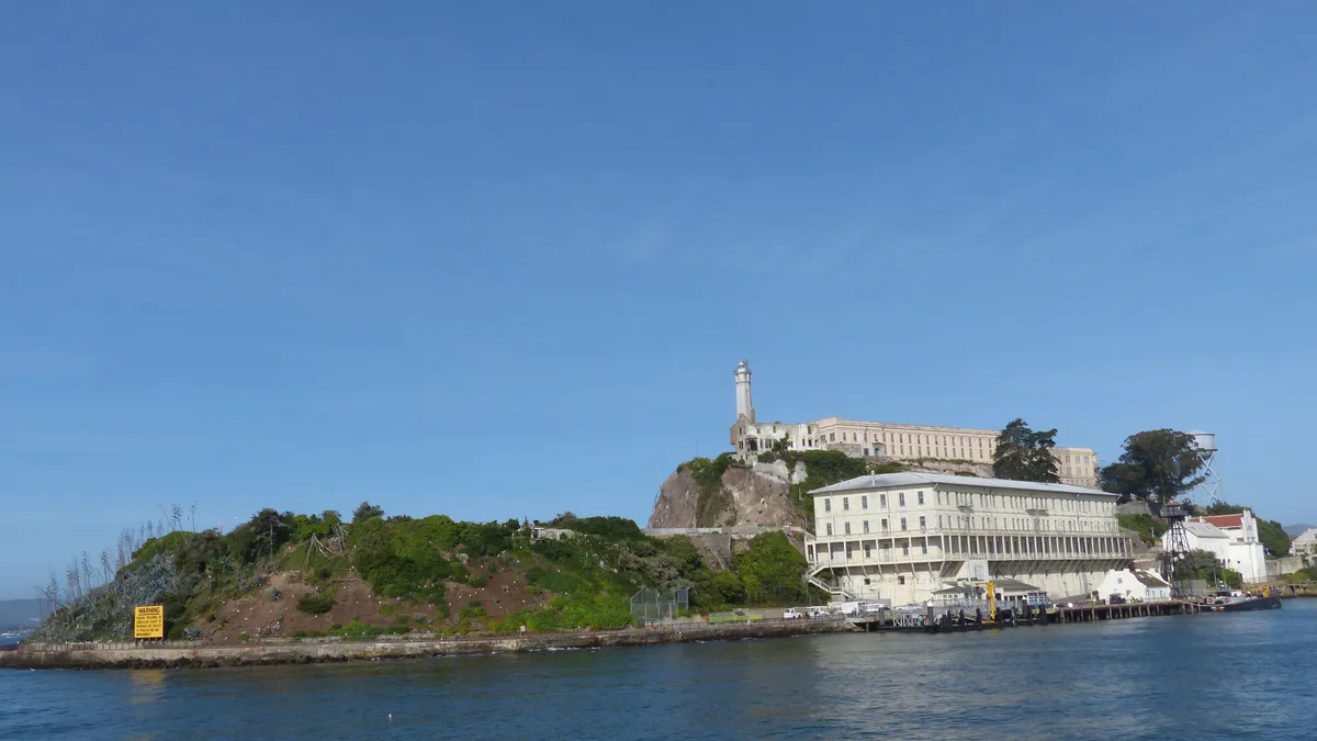 Trump feltámasztaná a hírhedt Alcatrazt – De mi lesz a turistákkal és a cápaúszók legendájával?