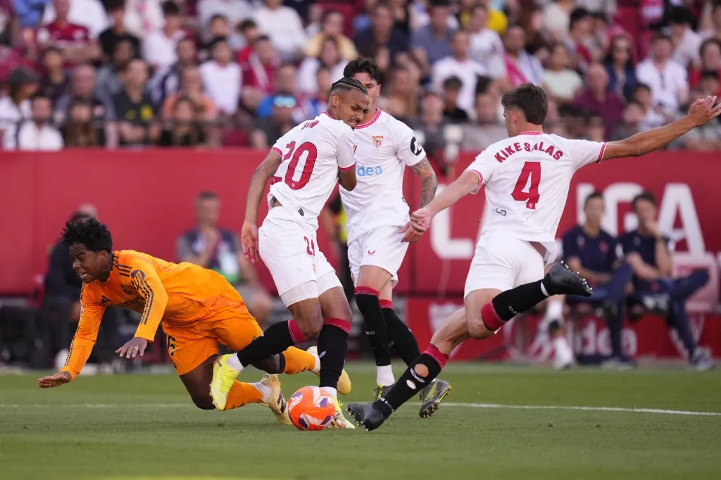 SEVILLE, SPAIN - MAY 18: Endrick centre-forward of Real Madrid and Brazil and Djibril Sow central midfield of Sevilla and Switzerland compete for the ball during the LaLiga match between Sevilla FC and Real Madrid CF at Estadio Ramon Sanchez Pizjuan on May 18, 2025 in Seville, Spain. Jose Hernandez / Anadolu (Photo by Jose HERNANDEZ / ANADOLU / Anadolu via AFP)