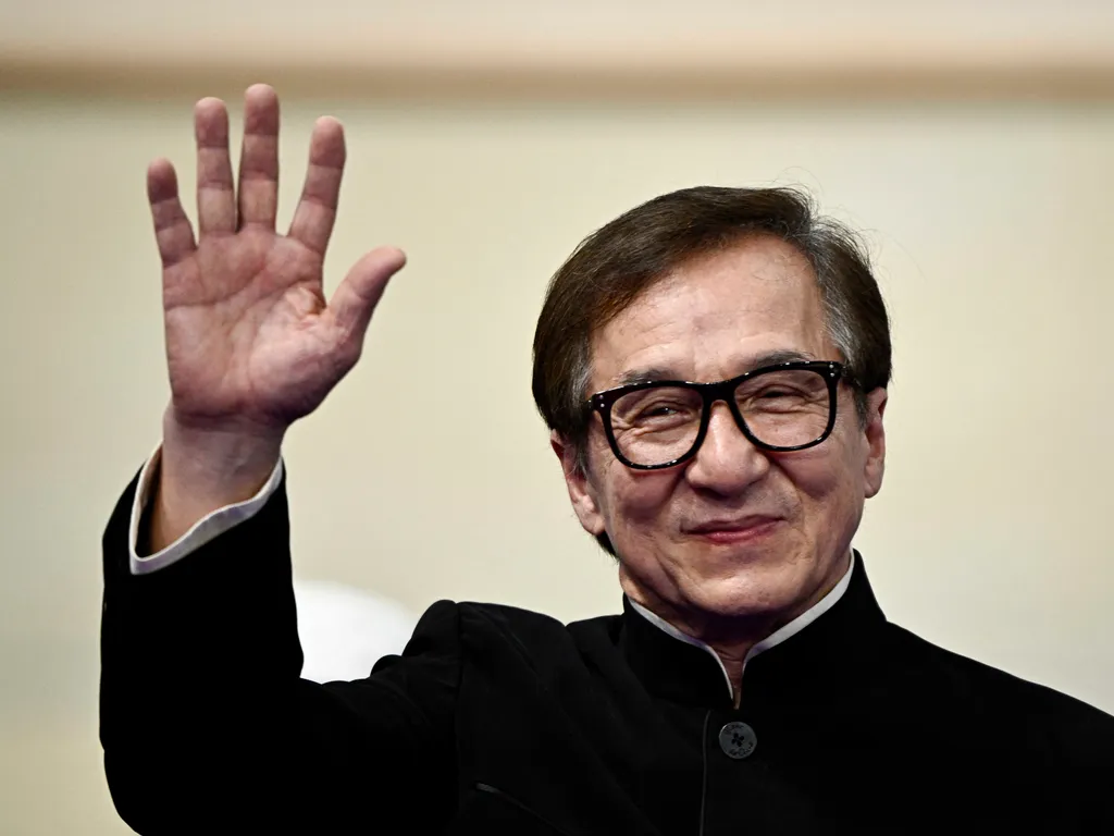 A világ leggazdagabb színészei, Hong Kong-born martial arts actor Jackie Chan waves during the podium ceremony of the women's C1-3 3000m cycling individual pursuit track event during the Paris 2024 Paralympic Games at The Saint-Quentin-en-Yvelines Nationa