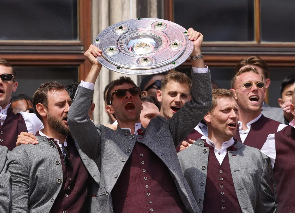 feleség firo: 18.05.2025, Football, Football, 1. Liga, 1.Bundesliga, Season 2024/2025, Championship celebration FC Bayern Munich, Thomas Muller of FC Bayern Munich lifts the German Bundesliga trophy Meisterschale (Photo by Marcel Engelbrecht / firo Sportphoto / dpa Picture-Alliance via AFP)