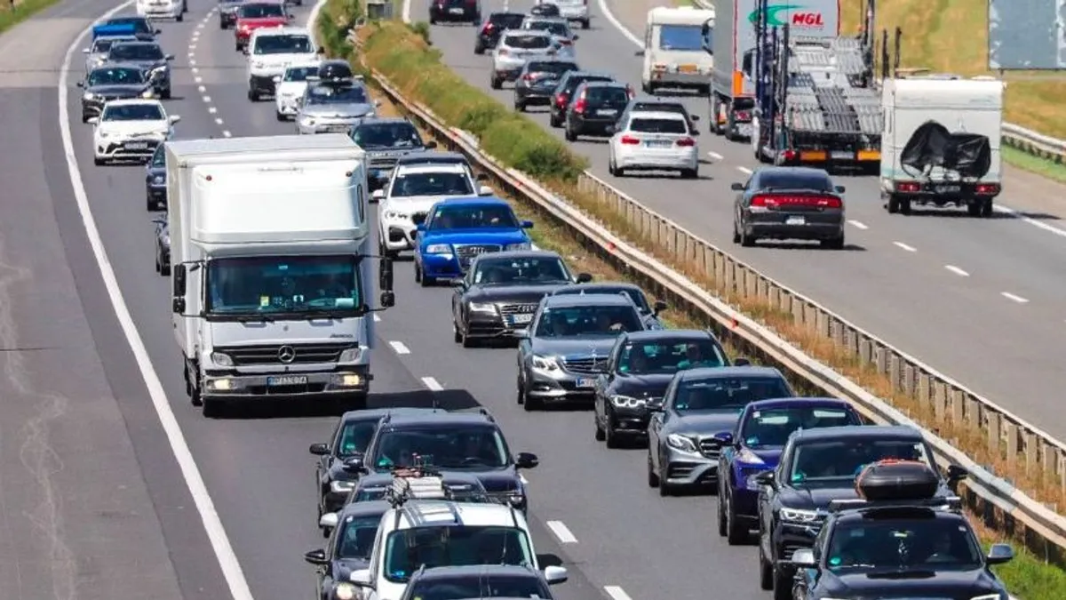 Veszélyes anyagot szállító kamion borult fel az M3-ason, óriási a dugó