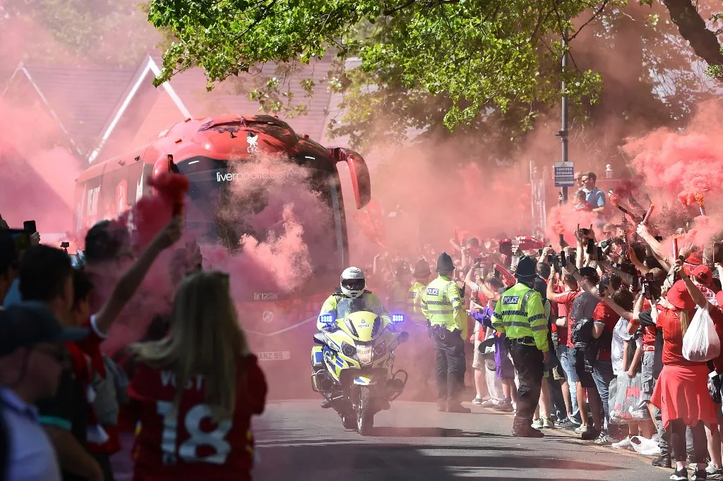 Liverpool fans welcome the team coach ahead of the English Premier League football match between Liverpool and Arsenal at Anfield in Liverpool, north west England on May 11, 2025. (Photo by PETER POWELL / AFP)