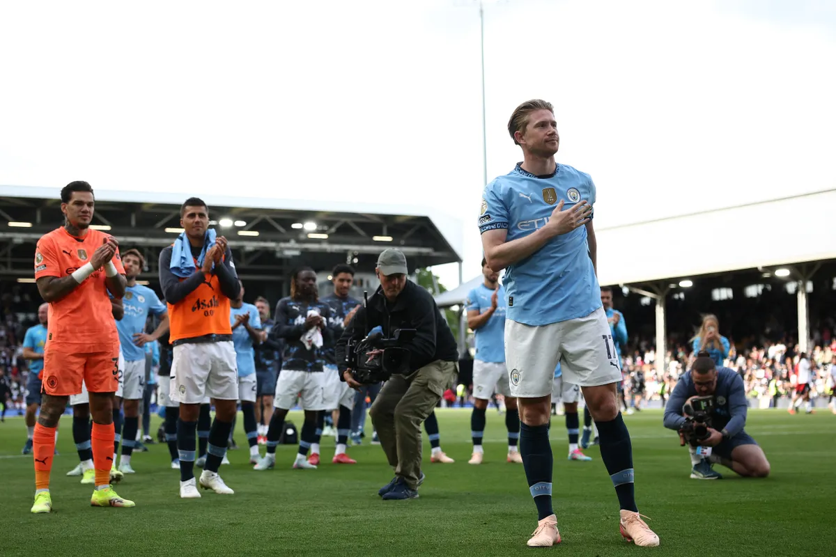 Manchester City's Belgian midfielder #17 Kevin De Bruyne gestures to the fans after playing his final game for City, after the English Premier League football match between Fulham and Manchester City at Craven Cottage in London on May 25, 2025. City won the game 2-0. (Photo by Anne-Christine POUJOULAT / AFP) / RESTRICTED TO EDITORIAL USE. No use with unauthorized audio, video, data, fixture lists, club/league logos or 'live' services. Online in-match use limited to 120 images. An additional 40 images may be used in extra time. No video emulation. Social media in-match use limited to 120 images. An additional 40 images may be used in extra time. No use in betting publications, games or single club/league/player publications. / 