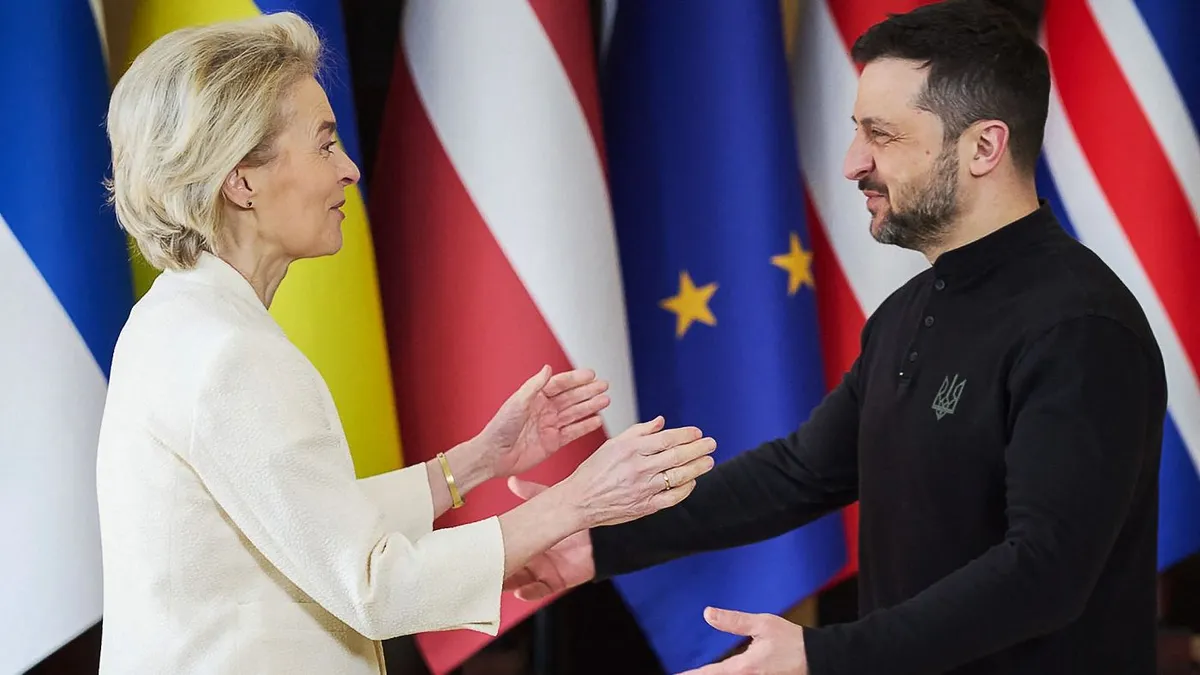 Volodimir Zelenszkij ukrán elnök (j) üdvözli Ursula von der Leyent, az Európai Bizottság elnökét (b) az európai vezetőkkel Kijevben, az ukrajnai orosz invázió harmadik évfordulója alkalmából tartott találkozó előtt, 2025. február 24-én. (Fotó: Ukrán Elnöki Sajtószolgálat/AFP)