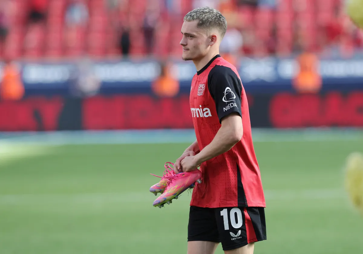 firo: 11.05.2025, Football: 1.Bundesliga Bayer Leverkusen - BVB Borussia Dortmund Florian Wirtz of Bayer Leverkusen takes his shoes and leaves the pitch Disappointed Disappointment after the end of the game (Photo by Jürgen Fromme / firo Sportphoto / dpa Picture-Alliance via AFP)