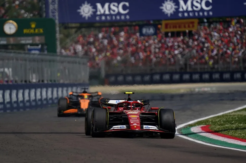 Forma-1, Carlos Sainz of Spain is driving the Ferrari SF-24 on track during the Race of the Formula 1 Gran Premio del Made in Italy e dell&#039;Emilia-Romagna at Enzo e Dino Ferrari Circuit in Imola, Italy, on May 19, 2024. (Photo by Danilo Di Giovanni/NurPhoto) (Photo by Danilo Di Giovanni / NurPhoto / NurPhoto via AFP)
