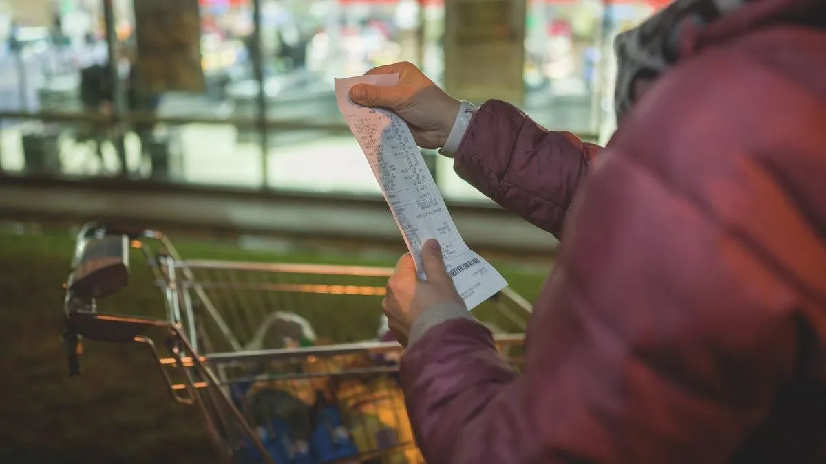 Rejtett díjak a hétköznapokban: így húzzák le a vásárlókat a boltok és éttermek