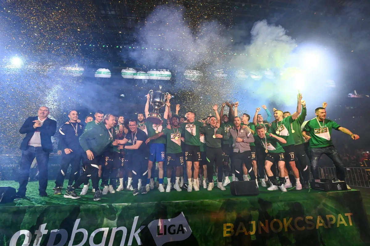 Budapest, 2022. május 7.A bajnok Ferencváros labdarúgócsapatának tagjai ünnepelnek a trófeával a díjátadó ceremónián a labdarúgó OTP Bank Liga 32. fordulójában játszott Ferencvárosi TC - MTK Budapest mérkõzés után a Groupama Arénában 2022. május 7-én. A Ferencváros 33. bajnoki címét szerezte meg ebben a szezonban.MTI/Illyés Tibor, kiderült