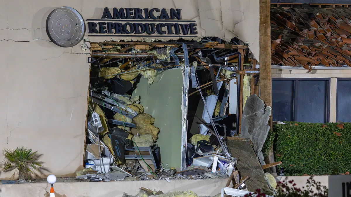 Halálos robbanás volt egy amerikai klinikánál, a terrorban több ember megsérült