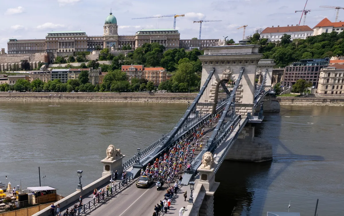 Budapest, 2025. május 14.A drónnal készült felvételen versenyzők a 46. Tour de Hongrie országúti kerékpáros körverseny első szakaszán a Lánchídon 2025. május 14-én.MTI/Máthé Zoltán