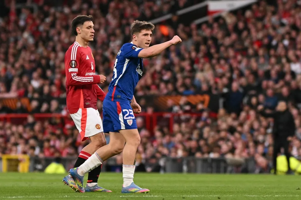 Athletic Bilbao's Spanish midfielder #23 Mikel Jauregizar Alboniga (R) celebrates after scoring Athletic Bilbao's first goal during the UEFA Europa League semi final second leg football match between Manchester United and Athletic Club Bilbao at Old Trafford stadium in Manchester, north west England, on May 8, 2025. (Photo by Oli SCARFF / AFP)
