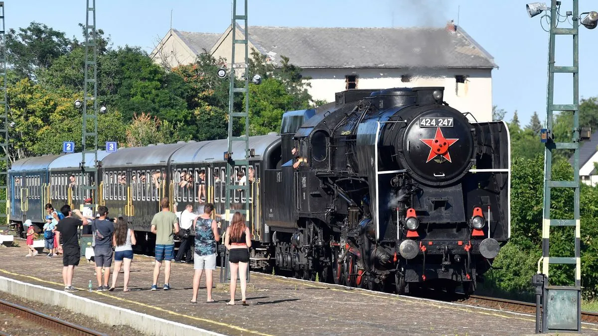 Gőzfelhőben érkezik a múlt: nosztalgiavonat szállítja az utasokat a hosszú hétvégén